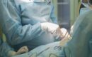 Médica fazendo cirurgia de mamoplastia