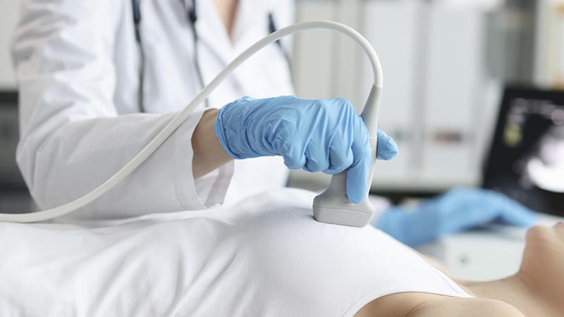 Exame de ultrassom da mama sendo efetuado