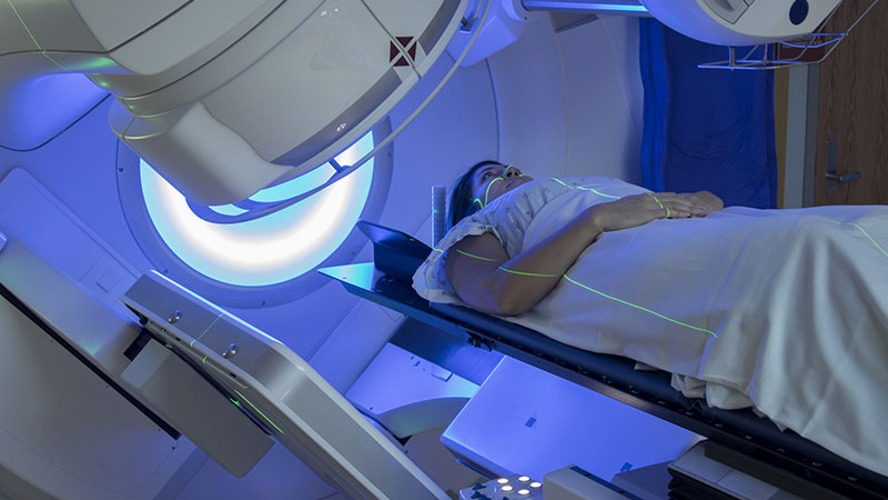 Mulher recebendo radiação tratamentos de terapia para o câncer de mama