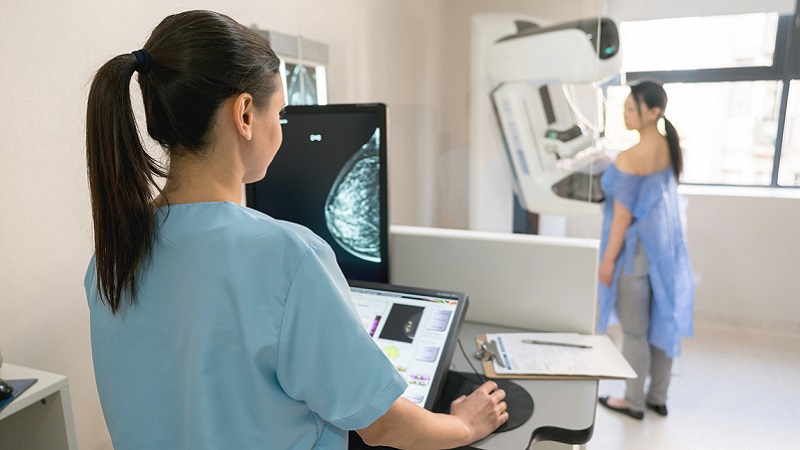 Médica fazendo mamografia em paciente mulher