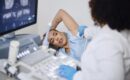 Médica fazendo em paciente exame de ultrassom de mama