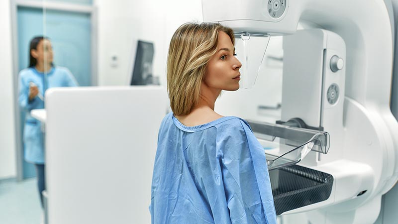 Mulher passando por exame de mamografia