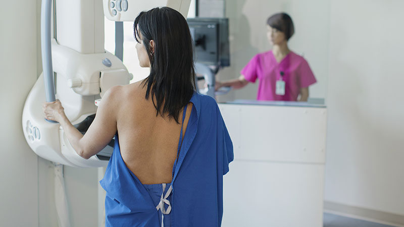 Paciente do sexo feminino que tem mamógrafo anual