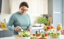 Mulher preparando uma alimentação saudável em sua cozinha