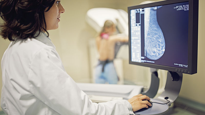 Mamografia sendo feita com análise da imagem