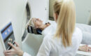 Exame Pet scan sendo feito em paciente mulher