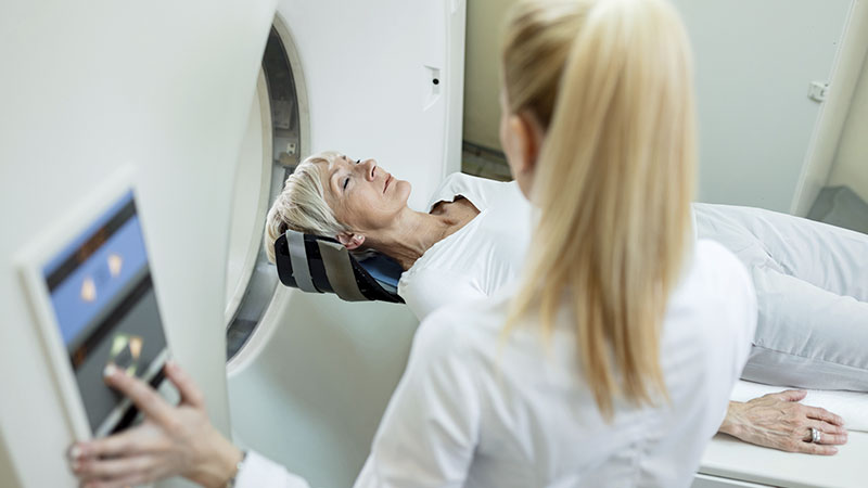 Exame Pet scan sendo feito em paciente mulher