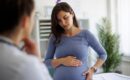 Mulher grávida preocupada tendo uma consulta