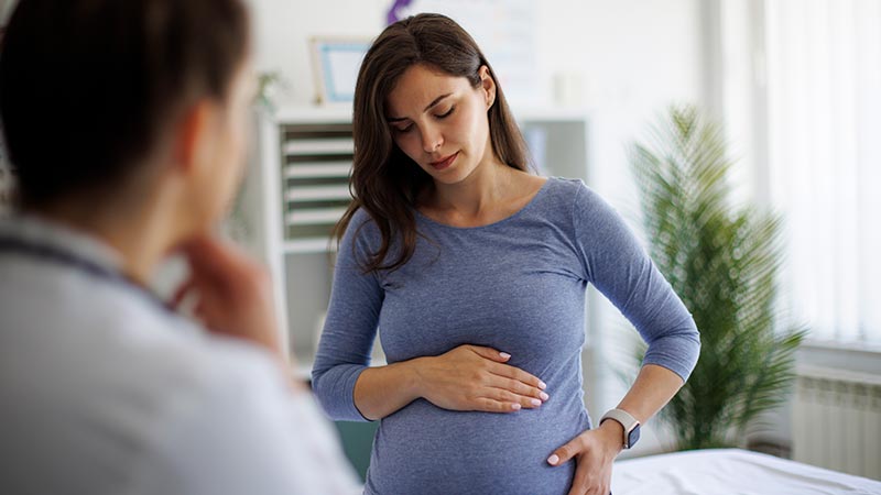 Mulher grávida preocupada tendo uma consulta
