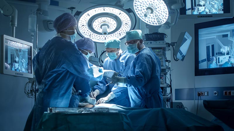 Equipe médica, realizando a operação cirúrgica na moderna sala de operação
