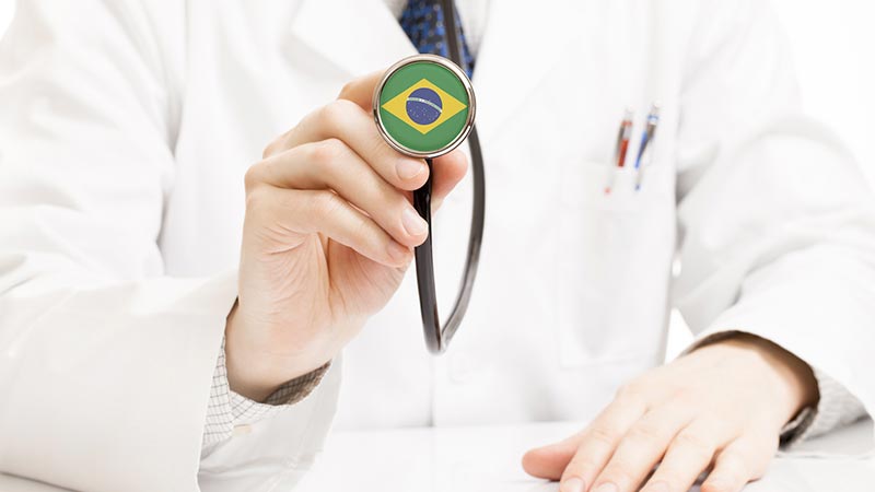 Médico com estetoscópio com bandeira do Brasil