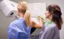 Em preparação para o exame de mamografia