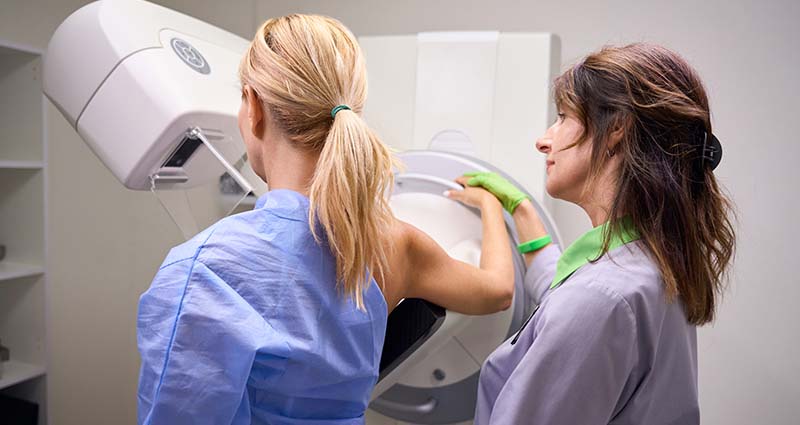 Em preparação para o exame de mamografia
