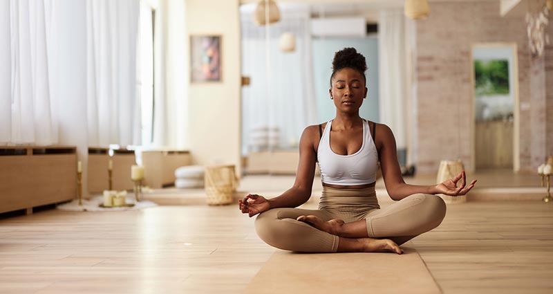 Mulher adicionando terapia complementar ao tratamento de câncer de mama