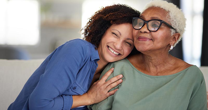 Filha dando apoio a mãe