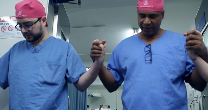 Mão levantadas no centro cirúrgico