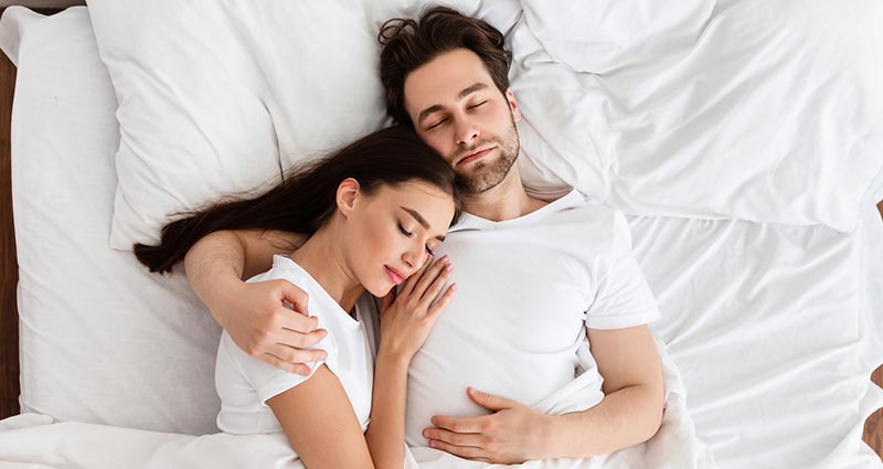 Casal abraçados na cama