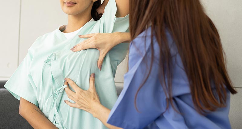 Mostrando pra paciente onde ficará a cicatriz em L