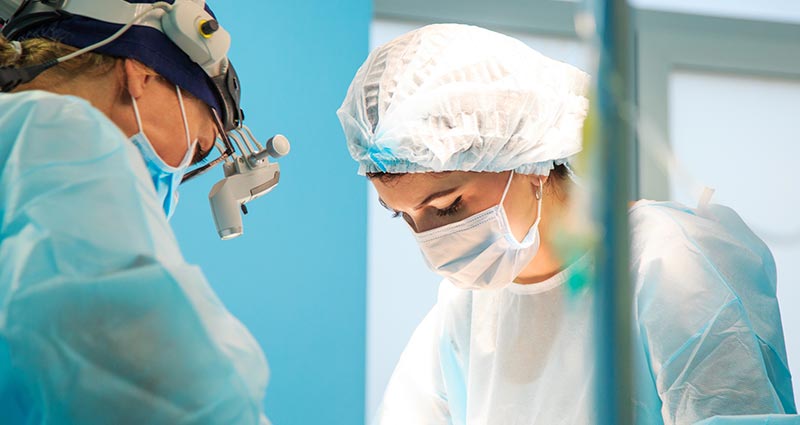 Conceito de cirurgia, medicina e pessoas - cirurgiões na sala de cirurgia