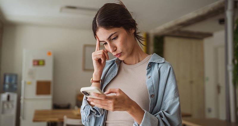 Mulher respondendo no aplicativo dados de sua saúde