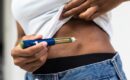 Aplicando medicamento de caneta emagrecedora na barriga