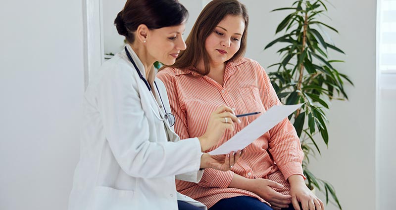 Médica informando paciente com obesidade sobre os riscos