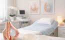 Espaço clínico com um modelo anatômico de mama e implantes mamários, equipado com ultrassom e cama de exame.